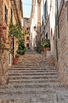 Gasse eines mallorquinischen Bergdorfs