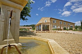 Vorplatz mit Springbrunnen (c) Interhome